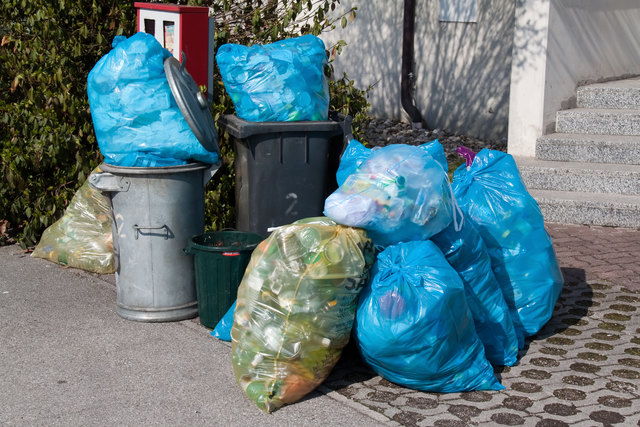 Wohin mit dem Müll? Nur wenige bedenken beim Einkauf, dass alles, was sie nicht konsumieren, im Müll landet und entsorgt werden muss. | Foto: bilderbox.com