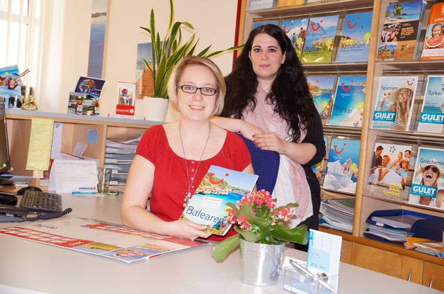 Jessica Steininger und Marianne Honl von Zwölfer Reisen warten schon auf die vielen Last Minute Bucher am des Ende Frühlings.