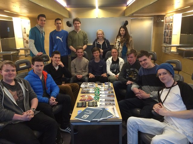 Die Schüler des BORG Radstadt informierten sich im "coolen" Showtruck der Montanuni.