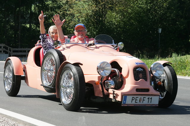 45 Jahre Ehe: Josef Irsiegler mit seiner Frau Ulrike im Manner-Oldtimer. | Foto: Privat