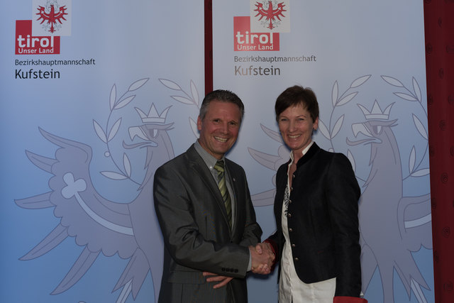 BH Christoph Platzgummer mit Breitenbachs Vizebürgermeisterin Martina Lichtmannegger. | Foto: Land Tirol/Rinner