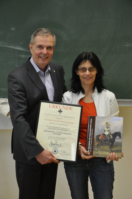 Professorin Edith Koch übernimmt die Dankesurkunde von Otto Jaus. | Foto: ÖSK