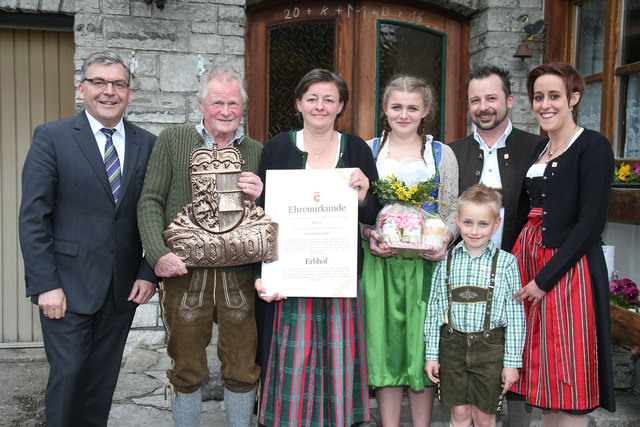 LR Josef Schwaiger mit Familie Weiss: Josef und Gudrun, Elisabeth, Thomas, Philip und Julia (v.l.) | Foto: Neumayr