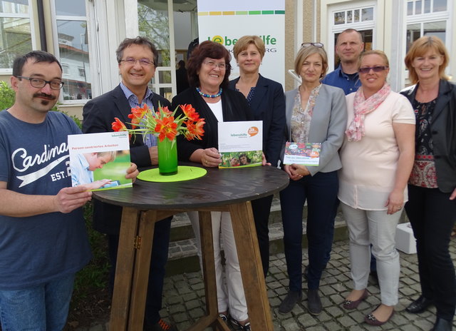 Bereichsleiterin Renate Neuhold (4.v.l.) begrüßte am Tag der 
offenen Tür u.a. Kunden Roman Fruhmann (l.).