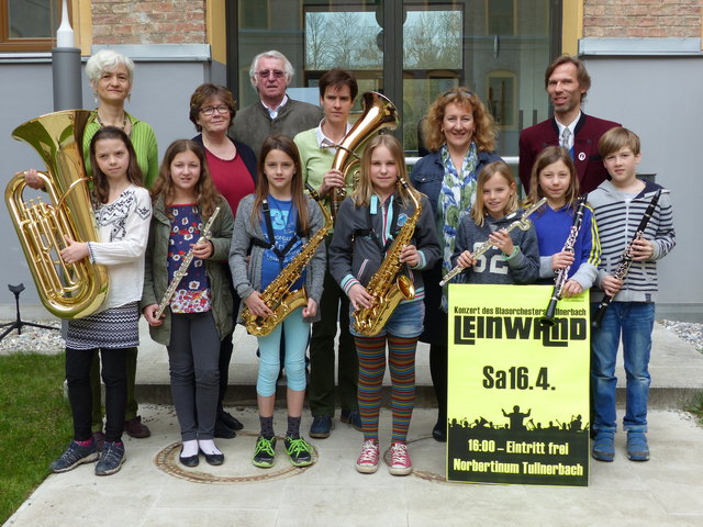 Mit den Kids der Bläserklasse Tullnerbach freuen sich die Leiterinnen der Musikschule Franziska Zöberl, der Volksschule Christa Walzl, des Norbertinums Daniela Marton, VL Ursula Komann und Bgm. Johann Novomestsky zusammen mit Kapellmeister Wolfgang Jakesc