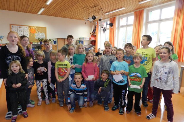 Die Schüler und die Kinder vom angrenzenden Pfarrkindergarten hatten große Freude am Experimentieren und Forschen.