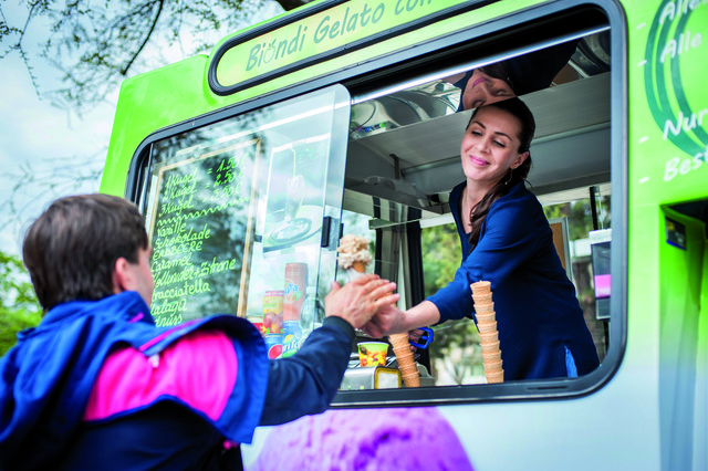Zuckersüße Abwechslung zu den üblichen Eissalons bietet der knallbunte Mini-Eiswagen „Biondi Gelato“ am Karlsplatz. | Foto: Andreas Edler