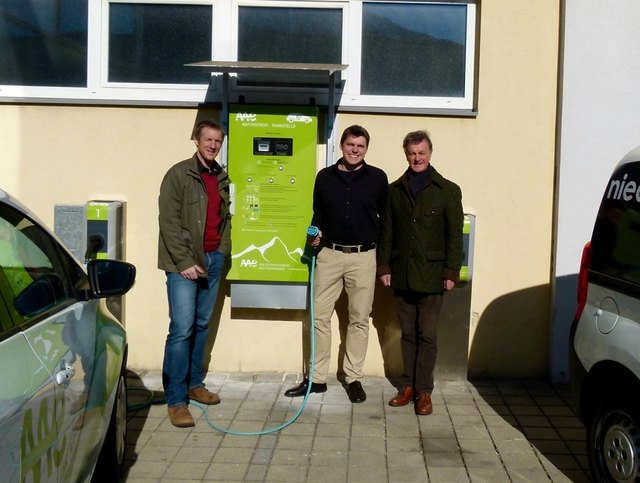 Michael Hohenwarter, Roland Klauss und Franz Niedertscheider (v.l.) bei der Eröffnung. | Foto: AAE Naturstrom