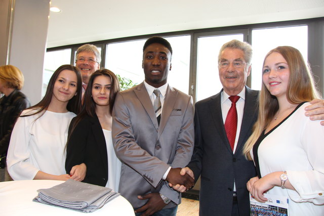 Zu Besuch in der HAK Next Leven in Villach mitten unter den Schülern: Bundespräsident Heinz Fischer