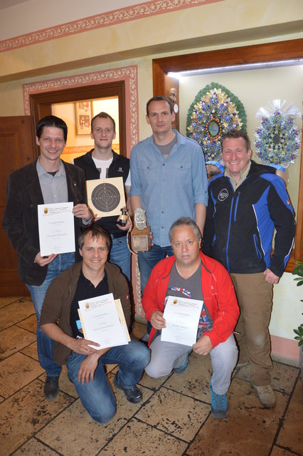 Stehend – Stadtrat Christoph Stillebacher, Andy Mayr mit dem „Schrepfer“ (in Vertretung für Robert Mayr), Zunftmeister Nikolaus Larcher, Obmann des KCO und Zunftmeister Stv. Emil Perktold
vorne – Michael Deutschmann, Manfred Rimml | Foto: Foto: Zunft der Schlosser