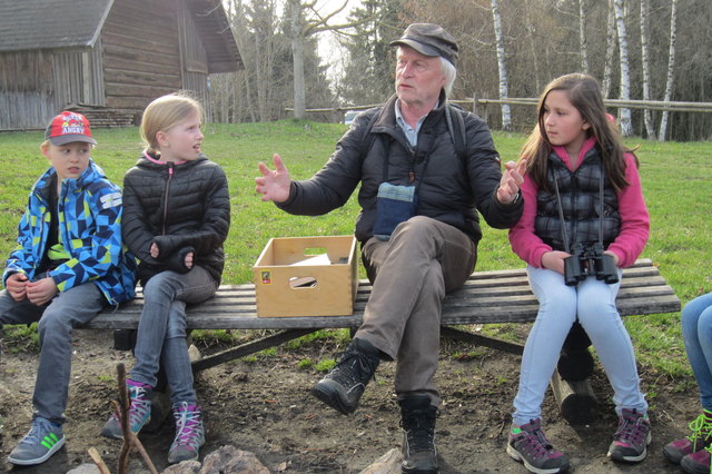 Karl Zimmerhackl begeisterte Kids der önj Kasten bei einer vogelkundlichen Wanderung am Unterkagererhof.