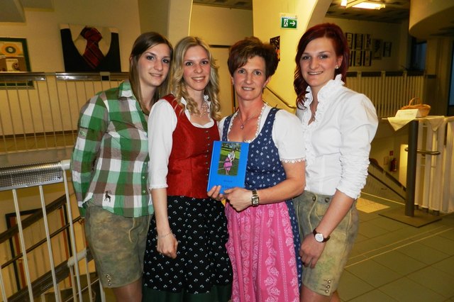 Elfi Groß mit ihren drei Töchtern bei der Buchpräsentation