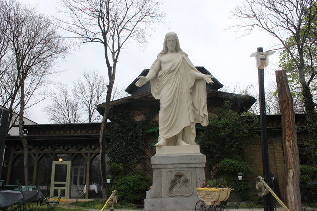 Die große Christus-Statue am Eingang zum Concordia Schlössl ist noch ein Überbleibsel, als Steinmetze hier residierten.