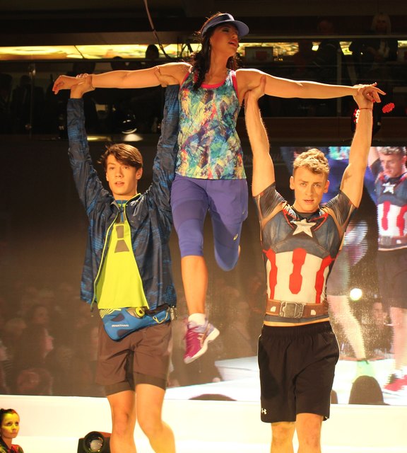 Begeisterung beim Publikum lösten auch die sportlichen Darbietungen der Models aus.