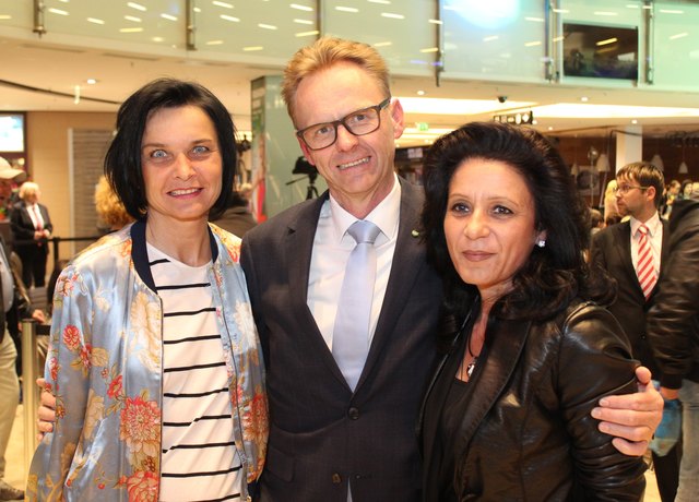 Olga Bachler und Christina Berger vom Modeunternehmen Kleider Bauer im Bild mit Centermanager Helmut Larch.