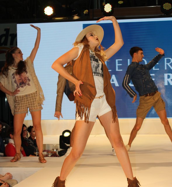Die Modelcompany NeonHeads verpackte die Präsentation auch diesmal in eine Tanzshow.