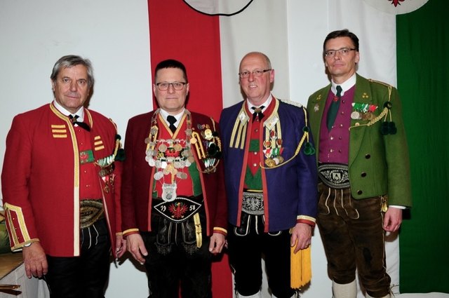 Bat.-Kdt.-Stv. Hptm. Werner Graus, Schützenkönig Klaus Bucher, Bat.-Kdt. Mj. Anton Pertl und Schießbeauftragter Hptm. Christian Holzknecht