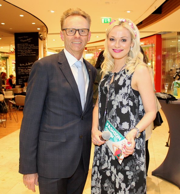 DEZ Centermanager Helmut Larch und Moderatorin Denise Neher präsentierten die Show.