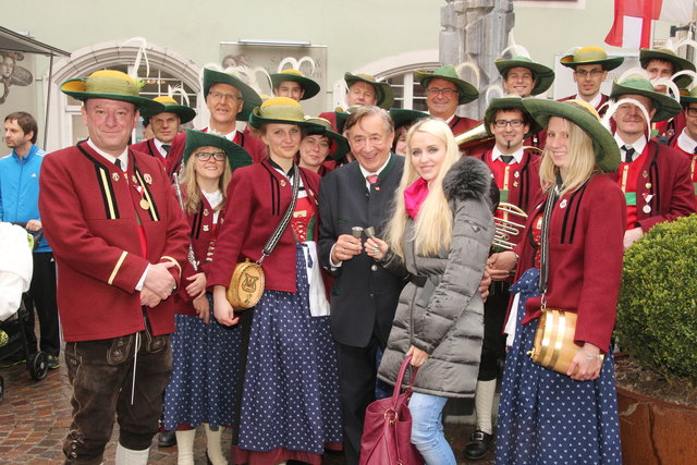 Richard und Cathy Lugner – in der Medienwelt auch als "Mörtel und Spatzi" bekannt – im Kreise der Kreithiger MusikantInnen. | Foto: Walpoth