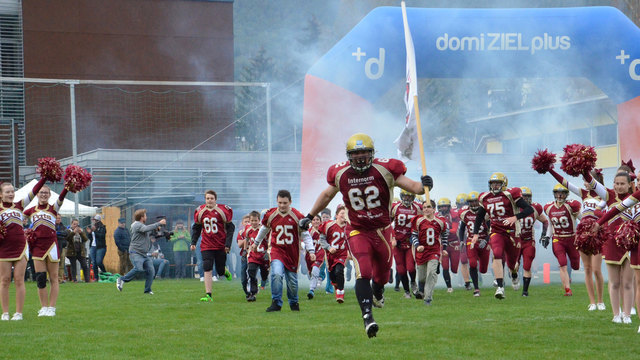 Die Schülermannschaft der Telfs Patriots läuft gemeinsam den "Großen" aufs Spielfeld zur Begegnung mit den Styrian Bears.