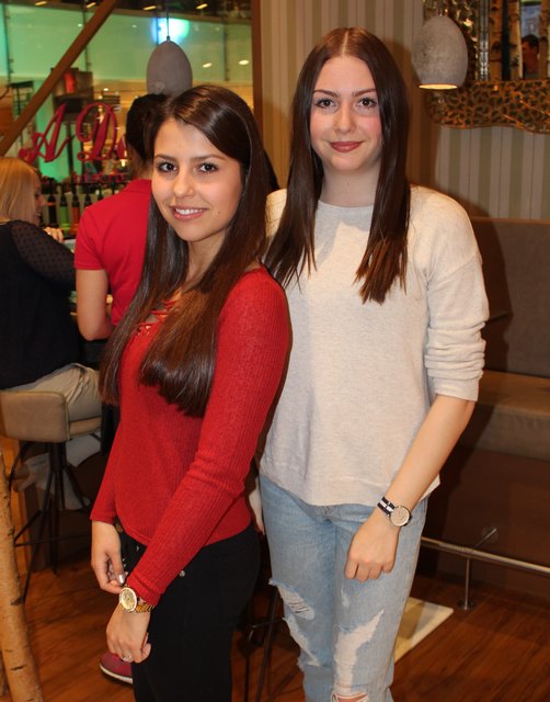 Vanessa und Laura hatten zwei Plätze in der ersten Reihe gewonnen.