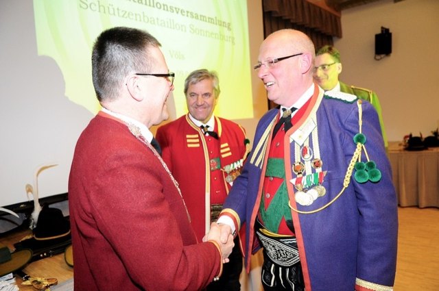 Bat.-Kdt. Mj. Anton Pertl gratuliert eKlaus Bucher und überreichte die Königskette.