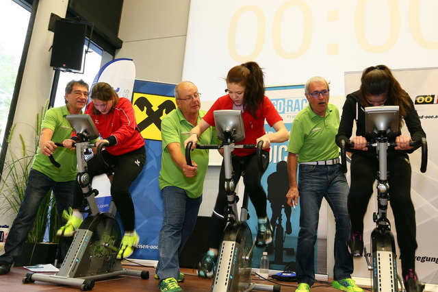 Nebeneinander radeln die Schüler beim Finale des Ergo School Race 2016 im Welios um die Wette. | Foto: OÖ. Radsportverband