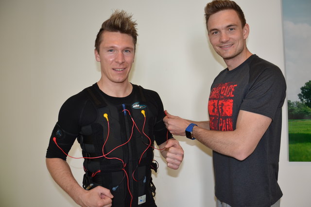 Florian Steinkellner, Leiter des Fitnessstudios M.A.N.D.U. in der Naarnerstraße in Perg, verkabelt Stefan.