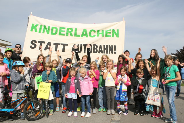 Im Herbst 2015 demonstrierten über 300 Menschen gegen das geplante Projekt "Stadtstraße Aspern".