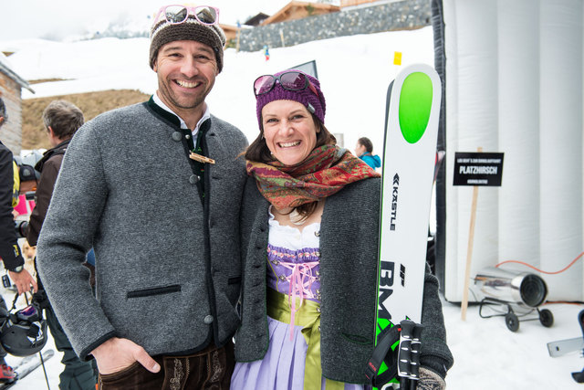 1. Int. KÄSTLE Dirndl Skitag in Lech am Arlberg: Freeriderin Lorraine Huber mit Bernd Knünz, Geschäftsführer KÄSTLE Ski. | Foto: Daniel Hug KÄSTLE Ski