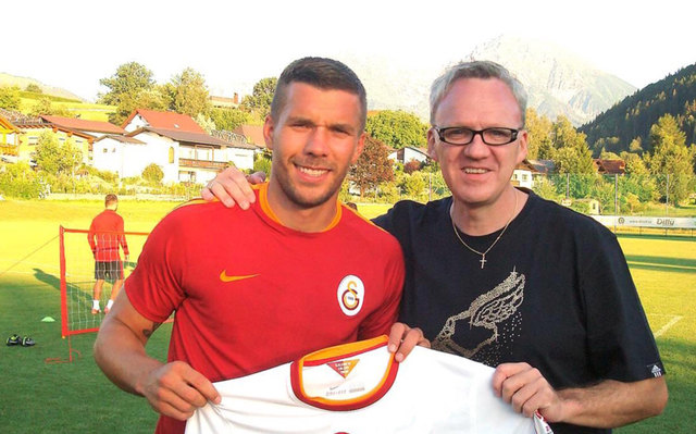 Ralph Schader (re) mit Fußballlegende Lukas Podolski. | Foto: Schopper