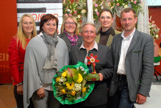 Hermine Ditzlmüller aus Fraham hat den schönsten Gemüsegarte und freut sich über die Siegertrophy. | Foto: Bezirksbauernkammer Eferding