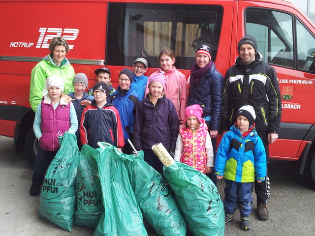 Die Gruppe der Freiwilligen Feuerwehr Karlsbach half tatkräftig mit. | Foto: Foto: privat