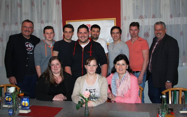 Bezirks-Vorsitzender Fabian Schwarz  (4.von li.) mit seinem Team und den Ehrengästen (Jakob Strauß 1. von li, Hermann Srienz 1.von re) | Foto: KK