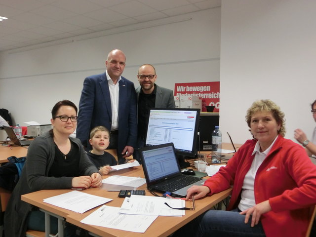 Hana Falzarano mit Sohn Alexander, Präsident Markus Wieser, Bezirksstellenleiter Günter Kraft und Expertin Angelika Bukac . | Foto: AKNÖ