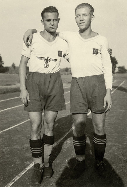 Unter Waffen: Sturm-Spieler Josef Meszaros (l.) mit dem Wehrmachtsadler am Trikot (1943) | Foto: Archiv GSC/Franz Janach