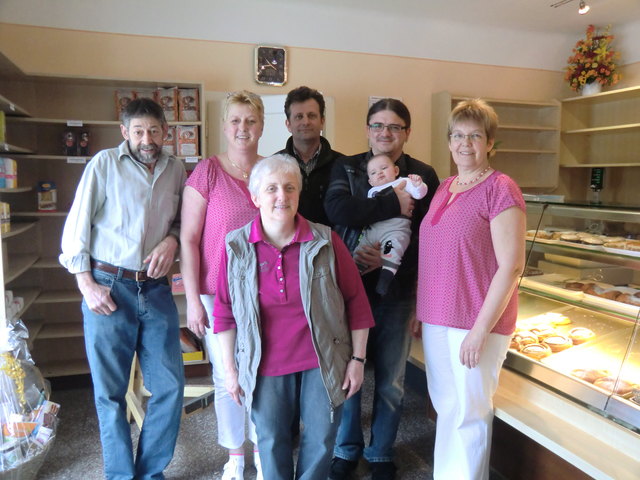Franz Höfler, Christine Hauer, Bgm. Hermann Steininger, MSc, Andreas Wögenstein mit Nichte, Theresia Ankerl sowie Lieselotte Höfler (ganz vorne) | Foto: Gde. St. Leonhard