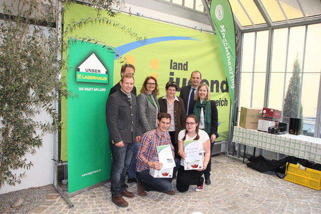 Landesobmann Harald Hochedlinger, Leiter des Weinbaucenter RLH Absdorf-Ziersdorf Markus Kaufmann, Bezirksbäuerin Regina Kaltenbrunner, Obfrau der BBK Krems Ida Steininger, Vizepräsident Otto Auer, Landesleiterin Sandra Zehetbauer
kniend: Sieger in der Kon | Foto: LJ NÖ