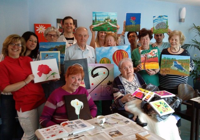 Gruppenbild mit Prof. Margreiter (4.vl), Mitarbeiterinnen und BewohnerInnen des Hauses Roenberg