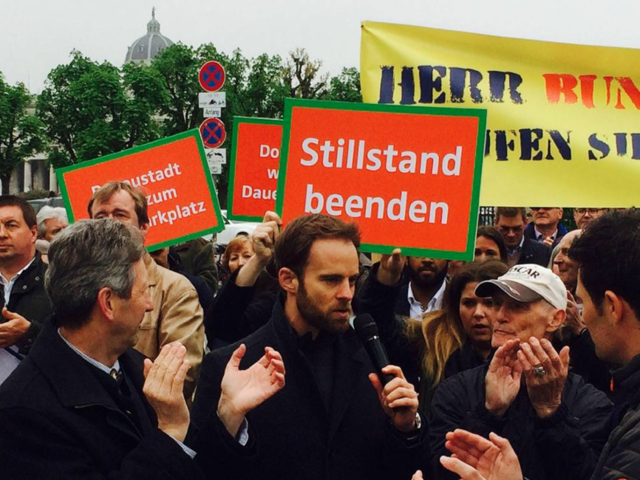 Am Ballhausplatz in der Innenstadt: 300 Demonstranten forderten den baldigen Bau des Lobau-Tunnels.