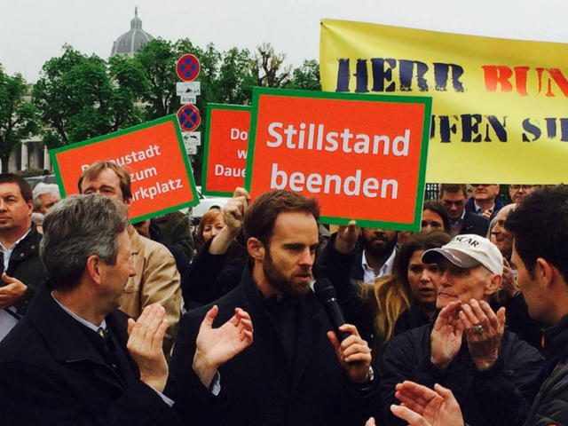 Am Ballhausplatz in der Innenstadt: 300 Demonstranten forderten den baldigen Bau des Lobau-Tunnels. | Foto: VP Wien