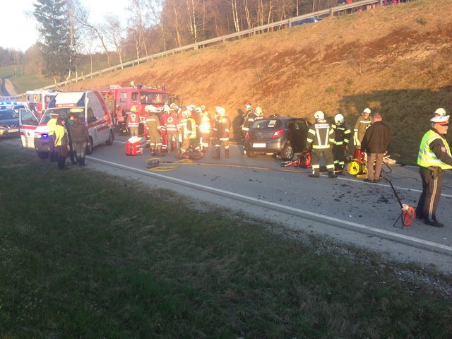 Die beiden Autos waren auf der B38 zusammengestoßen. | Foto: Foto: FF Kollerschlag
