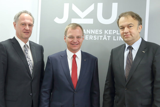 Andreas Janko (JKU), Thomas Stelzer und JKU-Rektor Meinhard Lukas (v. l.). | Foto: Land OÖ/Liedl