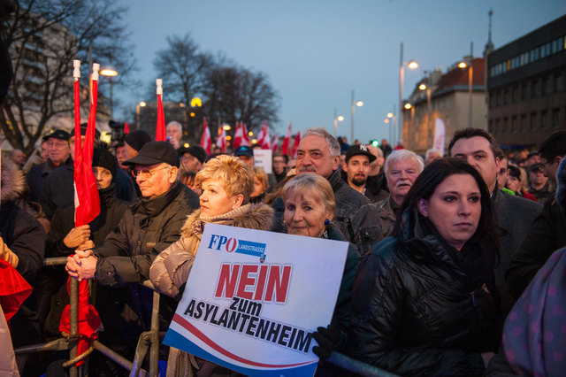 Bei der Demo in Liesing demonstrierten laut Polizei 1.100 Leute mit der FPÖ, 500 Leute kamen zur Gegendemo. | Foto: Edler