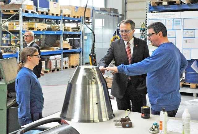 Das Kössler-Team steht für innovative Entwicklungstechnologien und präzise Fertigung auf höchstem Niveau – davon konnte sich Bürgermeister Stadler bei einem Betriebsbesuch überzeugen. | Foto: Josef Vorlaufer