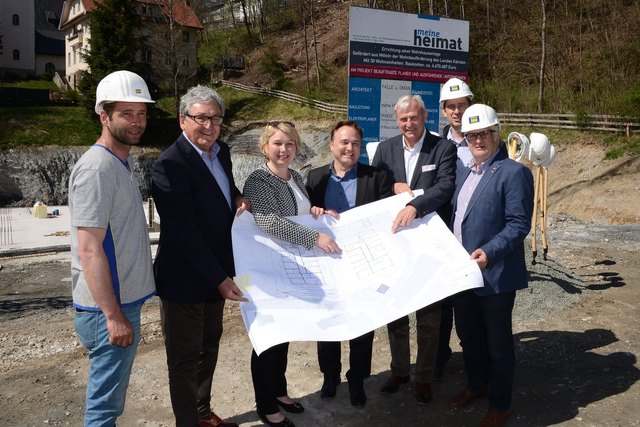 Freuten sich über den gelungene Bau-Start: Hermann Strauss, Obmann Helmut Manzenreiter, Stadträtin Christina Ball, Bürgermeister Siegi Ronacher, Heima-Vorstand Karl Woschitz, Bauleiter Franz Rauscher, Gemeinderat Helmut Haas