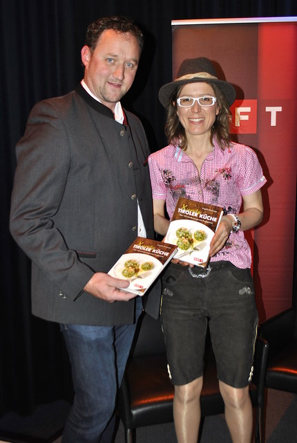 Autorin Angelika Kirchmaier mit Biometzger Anton Juffinger.