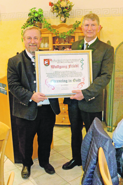Bürgermeister Franz Lindinger übergibt die Urkunde zum Goldenen Ehrenring an Wolfgang Friedl (r.) | Foto: Foto: privat