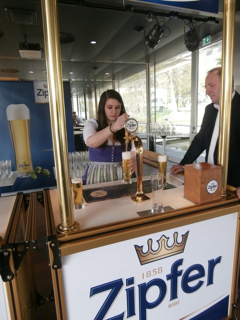 Linda Eder hat den OÖ-Bewerb im Bierzapfen gewonnen und stellt sich nun der Konkurrenz aus ganz Österreich.
