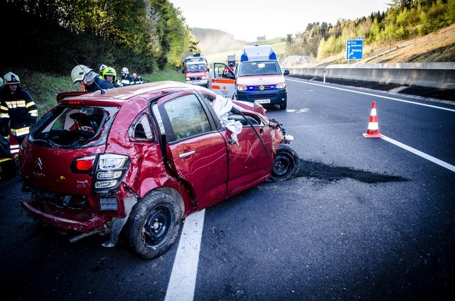 Die Feuerwehren Steinberg und Mooskirchen waren am Unfallort, nahe der Autobahnauffahrt Steinberg. | Foto: FF Mooskirchen